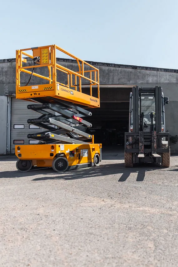 Staplerfahrzeuge auf Hof vor STT Reuter